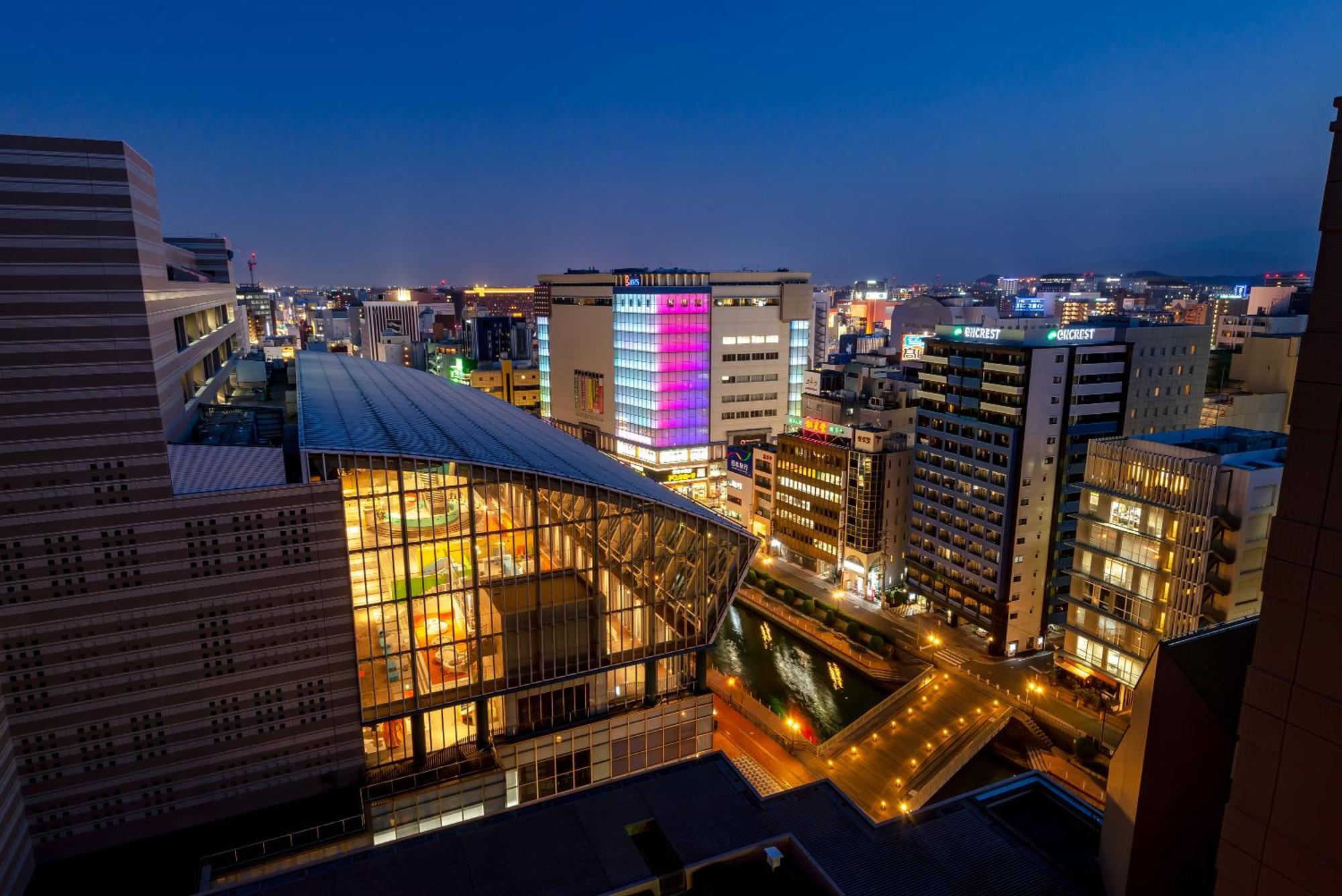 Hotel Okura Fukuoka Fukuoka  Exterior foto The 100-meter-long glass bridge